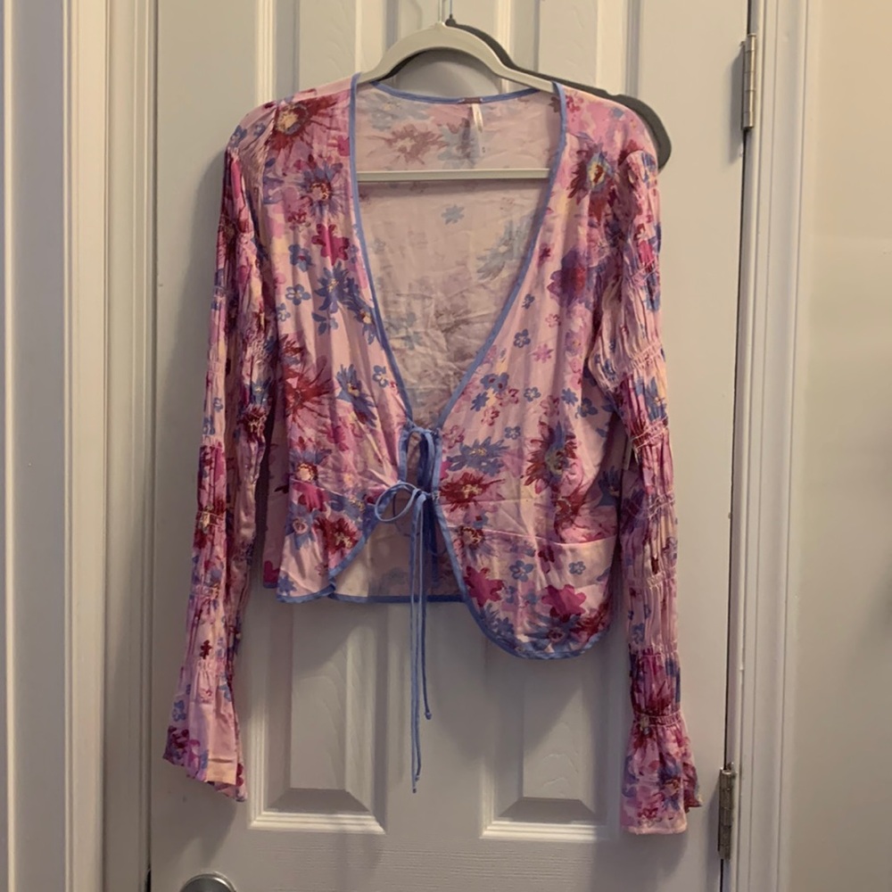Adorable, bowtie floral freepeople blouse